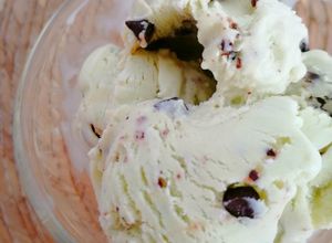 Una foto de Helado de choco menta