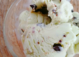 Una foto de Helado de choco menta