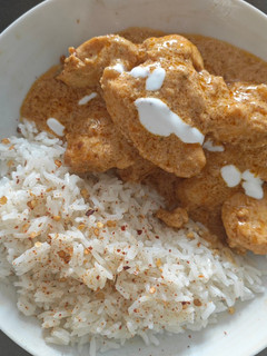Una foto de Pollo al curry con arroz