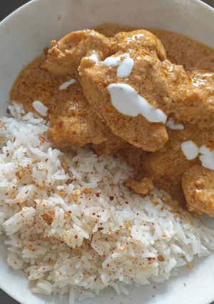 Una foto de Pollo al curry con arroz