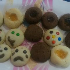 A picture of 3 ingredients cookies.