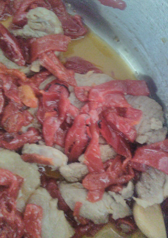 Una foto de Chuletas de cerdo con piquillos al ajillo