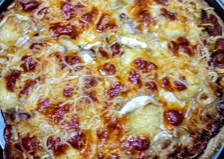 Pizza de crema de queso curado atún y bacon
