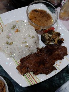 صورة لوصفة ستيك مشوي وارز ب البسله والجزر 🍛