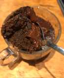 Brownie de harina de almendras en taza