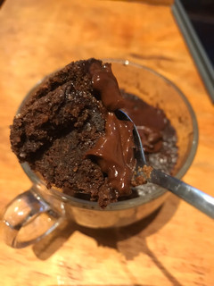 Una foto de Brownie de harina de almendras en taza