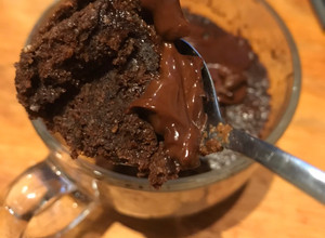 Una foto de Brownie de harina de almendras en taza
