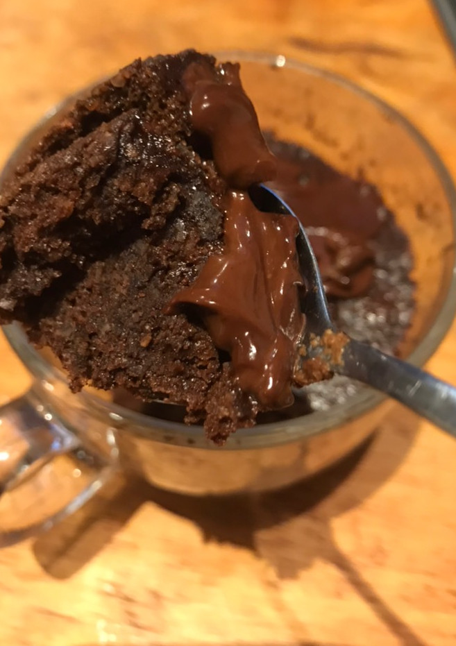 Una foto de Brownie de harina de almendras en taza