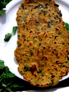 मक्की मेथी का पराठा (makki methi ka paratha recipe in Hindi) रेसिपी मुख्य फोटो