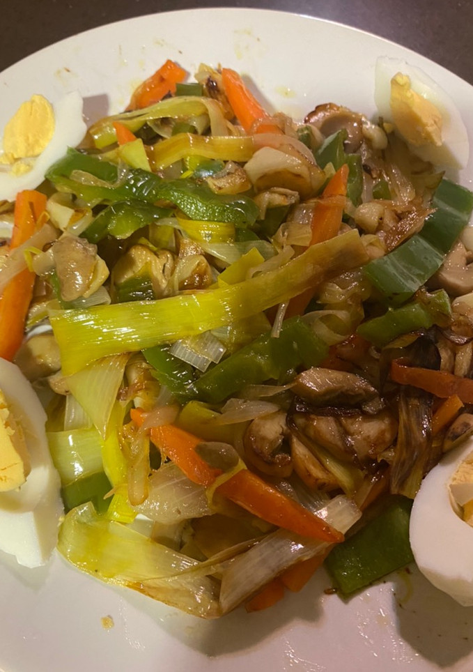 Una foto de Salteado de verduras y huevo cocido