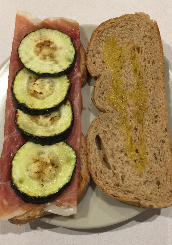 Una foto de Bocadillo de calabacín, jamón serrano, tomate triturado y orégano
