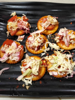 બિસ્કીટ પીઝા (Biscuit Pizza Recipe In Gujarati) રેસીપી મુખ્ય ફોટો