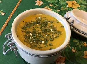 Une photo de Sauce salade épicée à la mimolette, gouda vieux et herbes aromatiques
