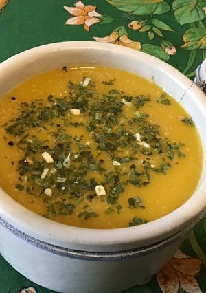 Une photo de Sauce salade épicée à la mimolette, gouda vieux et herbes aromatiques