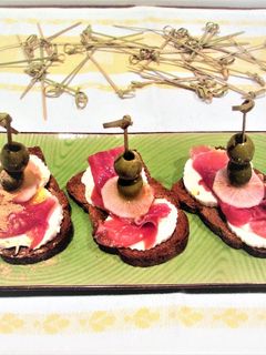 Una foto de Tapitas con finísimo de jamón curado y queso fresco