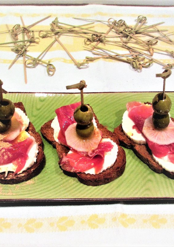 Una foto de Tapitas con finísimo de jamón curado y queso fresco