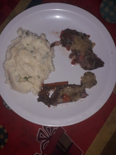 Una foto de Carne a la olla con vino acompañada con puré y salsa agridulce