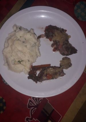 Una foto de Carne a la olla con vino acompañada con puré y salsa agridulce