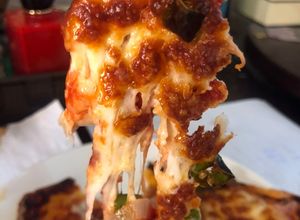 รูปของ พิซซ่าแบบง่ายที่สุดในโลกอบโดยหม้อทอดไร้น้ำมัน (Lazy version of Pizza)