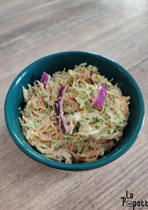Une photo de Coleslaw de brocoli, carotte et pomme