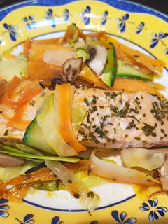 Una foto de Salmón al horno con verduras