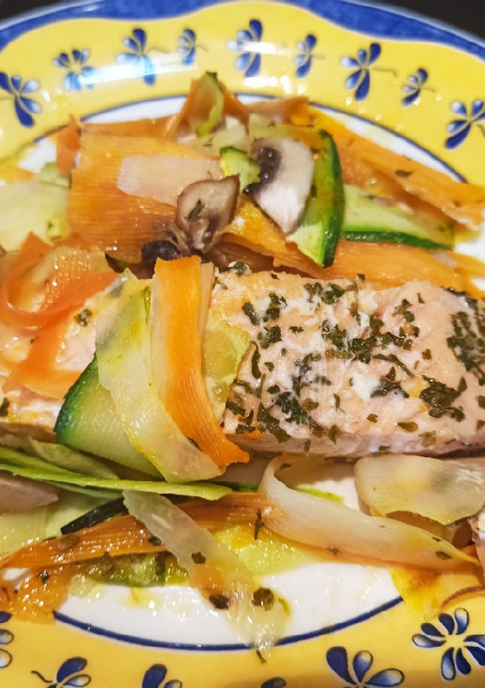 Una foto de Salmón al horno con verduras