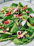 Spinacini novelli con asparagi marinati, fragole e noci