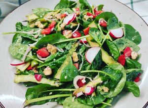 Foto di Spinacini novelli con asparagi marinati, fragole e noci