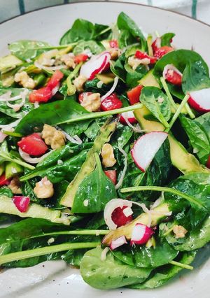 Foto di Spinacini novelli con asparagi marinati, fragole e noci