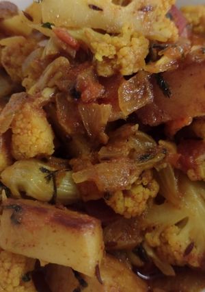 আলু ফুলকপি ভাজা (Aloo fulkopi bhaja recipe in Bengali) রেসিপির প্রধান ছবি