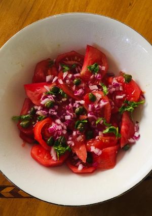 Una foto de Ensalada de jitomate con alcaparras