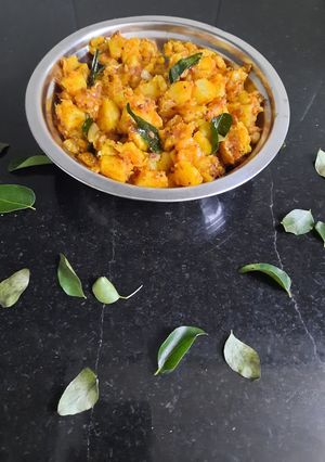 चमचमीत बटाटा भाजी (Batata Bhaji Recipe In Marathi) रेसिपी चे मुख्य फोटो 