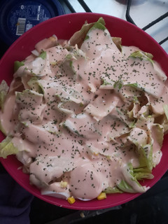 Una foto de Ensalada con salsa rosa