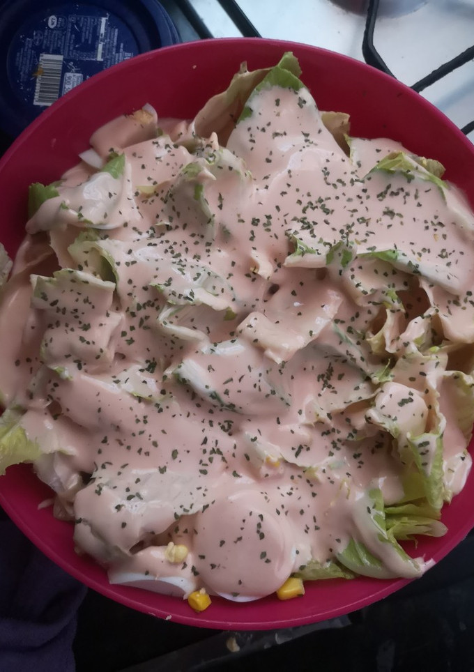 Una foto de Ensalada con salsa rosa