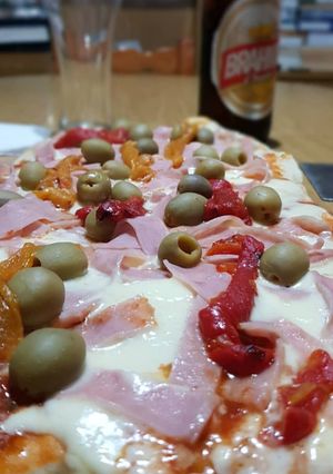 Una foto de Pizza súper práctica en la plancheta
