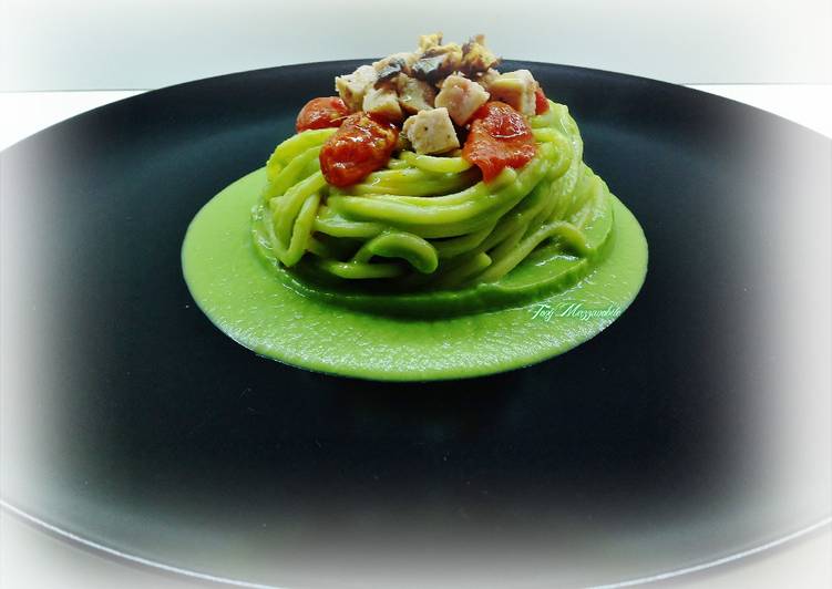 Spaghetto alla chitarra, con pescespada, salsa di broccoletto verde e datterini