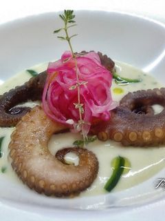 Foto di Polpo a due cotture con crema di patate