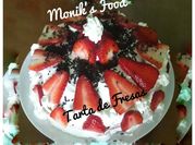 Una foto de postre con crema chantilly