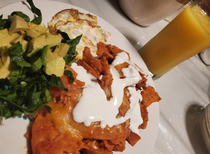 Una foto de Chilaquiles huevones