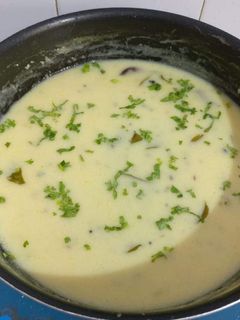 गुजराती कढ़ी (gujarati kadhi recipe in Hindi) रेसिपी मुख्य फोटो