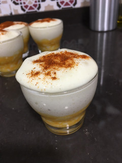 Una foto de Huevos rotos con espuma de patata