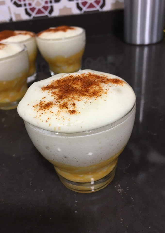 Una foto de Huevos rotos con espuma de patata