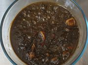 Una foto de salsa de tinta de calamar
