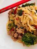 Tallarines de arroz agridulces con ternera y verduras
