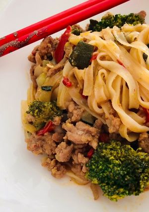 Foto principal de Tallarines de arroz agridulces con ternera y verduras