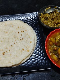 चावल के आटे की रोटी(chwal k aate ki roti recipe in hindi) रेसिपी मुख्य फोटो