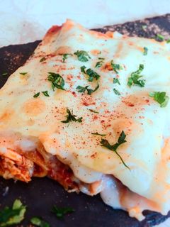 Una foto de Canelones de pollo picante mechado con bechamel de Almendras