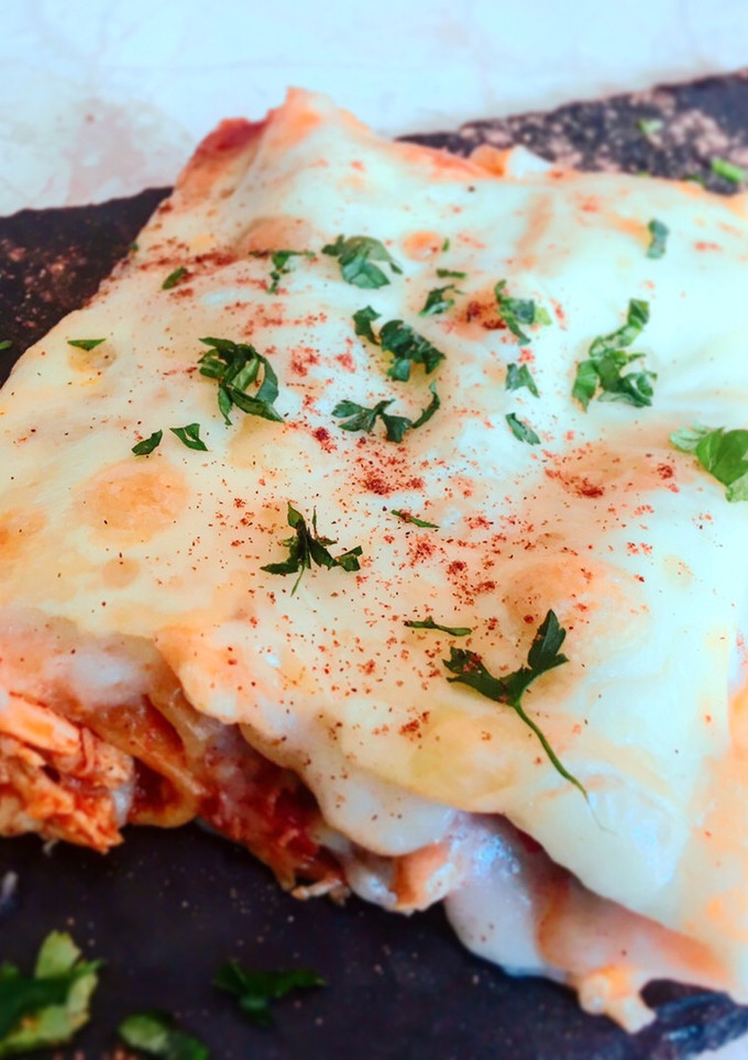 Una foto de Canelones de pollo picante mechado con bechamel de Almendras