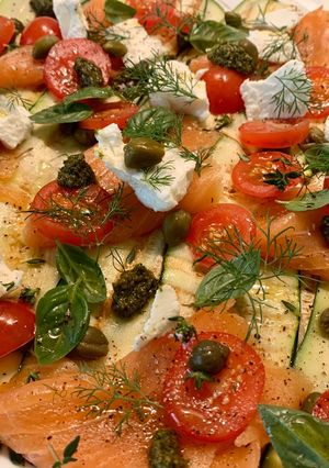 Grillezett cukkini füstölt lazaccal, capri bogyóval recept fotója