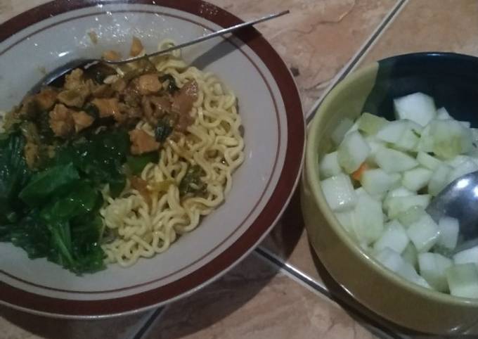 Mie ayam rumahan dengan acar